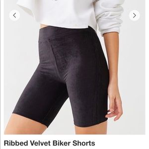 RIBBED VELVET BIKER SHORTS